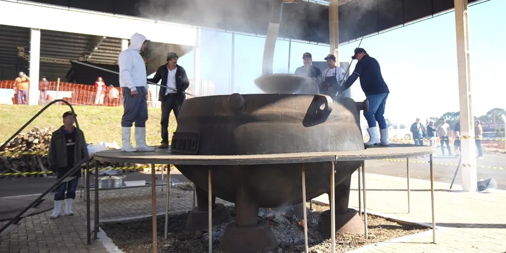 Tradicional em Prudentópolis, a Fenafep é famosa pela preparação da maior feijoada do mundo em uma panela gigante que exige o uso de máquinas