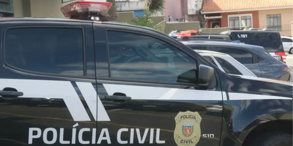Os policiais civis apreenderam uma espingarda e uma munição intacta