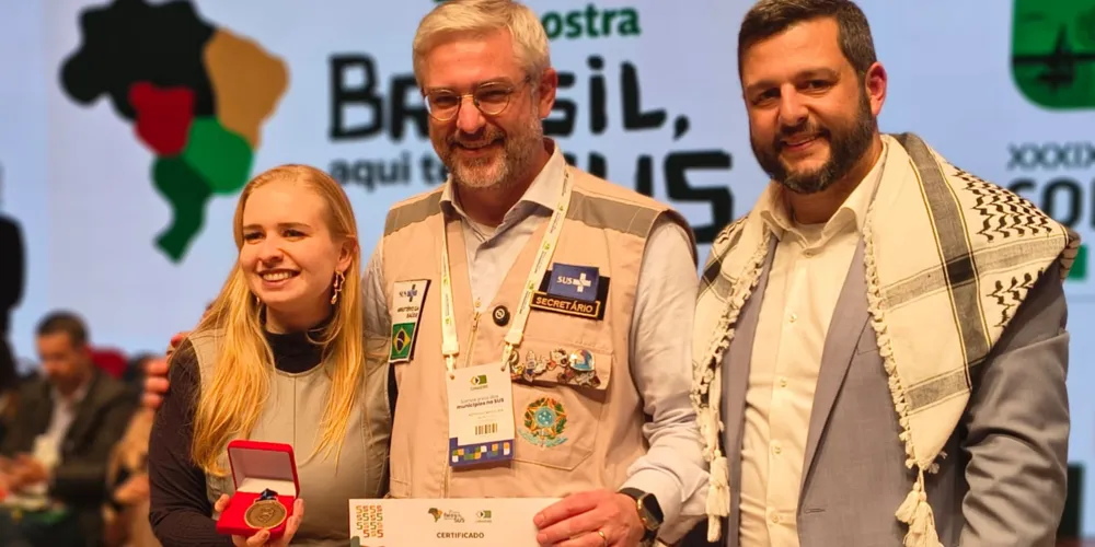 Jéssica Senger; o ministro da Saúde em exercício, Adriano Massuda; e o presidente do Conselho Nacional de Secretarias Municipais de Saúde, Hisham Mohamad Hamida