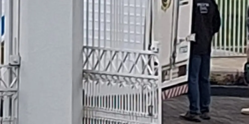 O homem foi encontrado caído em um banco próximo à Igreja Ucraniana São Josafat