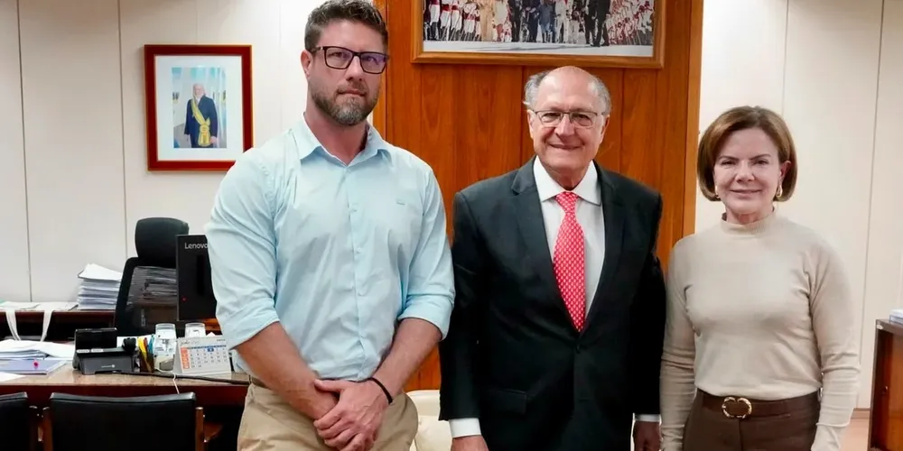 Gleisi, que já compõe a chapa de Requião Filho em uma das vagas ao Senado, participou da reunião com Alckmin