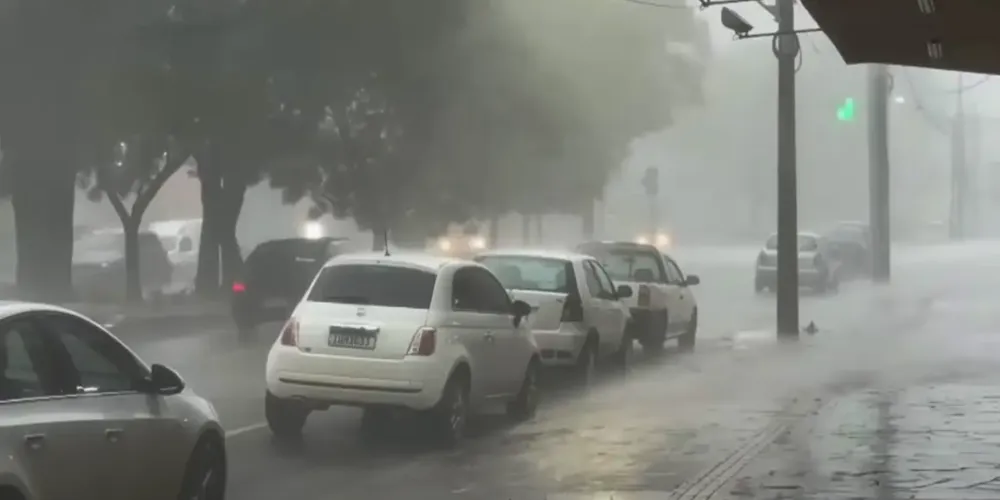 Danos foram causados por fortes chuvas e ventos formados pela frente fria