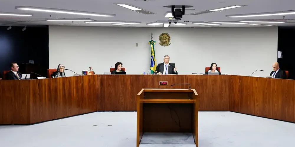 Durante a sessão, Dino disse que a decisão do Supremo que dispensou o diploma para exercício da profissão se tornou um complicador para o julgamento de casos sobre liberdade de imprensa