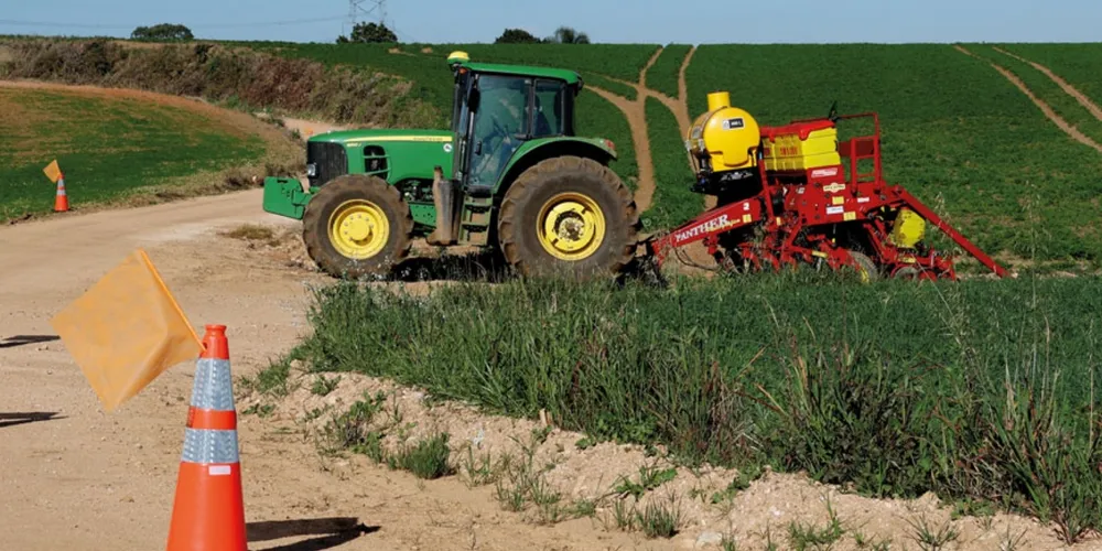 Produtores e trabalhadores rurais recebem instruções teóricas e práticas sobre sinalização e procedimentos de segurança para o acompanhamento de maquinário pesado em rodovias