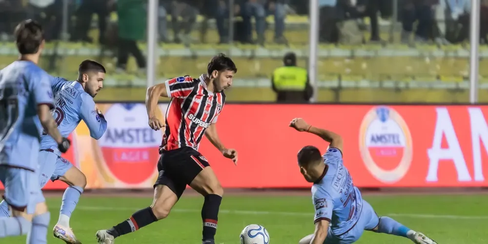 Calleri em ação na partida contra o Bolívar, em La Paz