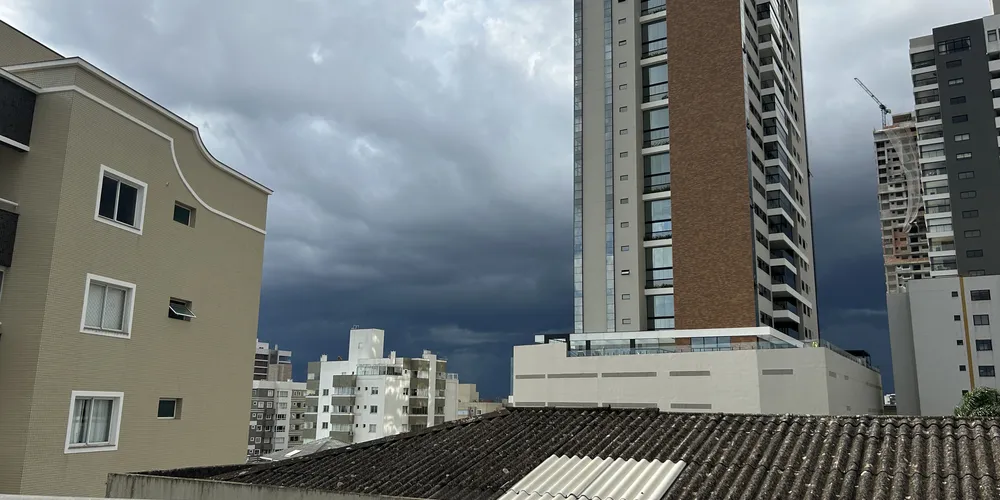 Em Ponta Grossa, a temperatura varia entre 15°C e 22°C com 6,6 mm de chuva