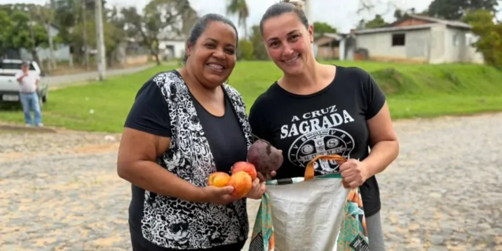 Programa oferece frutas, verduras e legumes em troca de materiais recicláveis