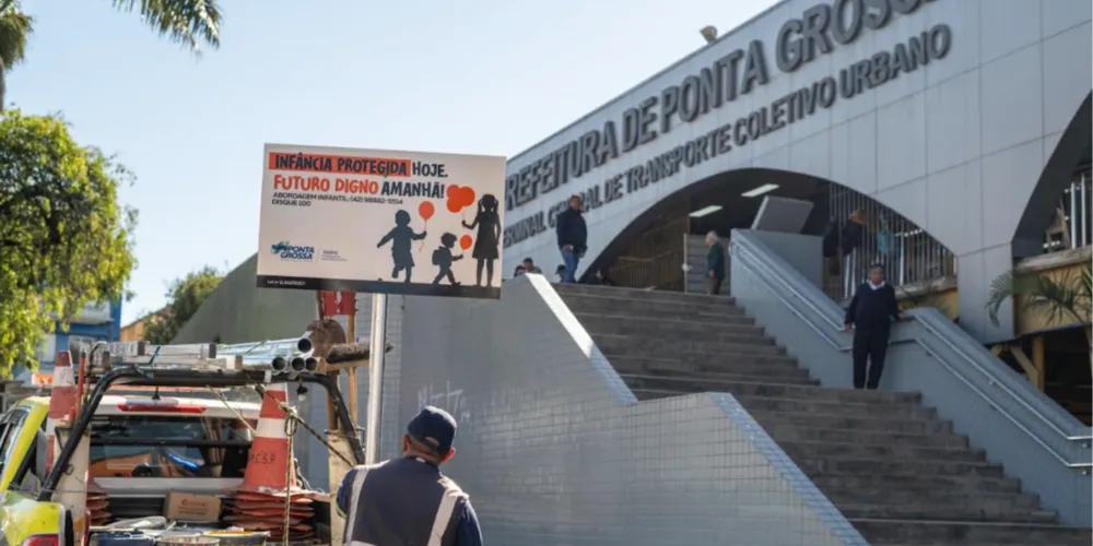 Prefeitura instalou placas de alerta para reforçar os canais de denúncia