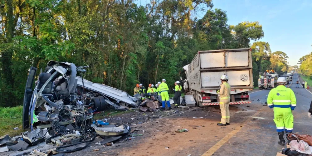 A rodovia permaneceu totalmente interditada durante várias horas para atendimento da ocorrência
