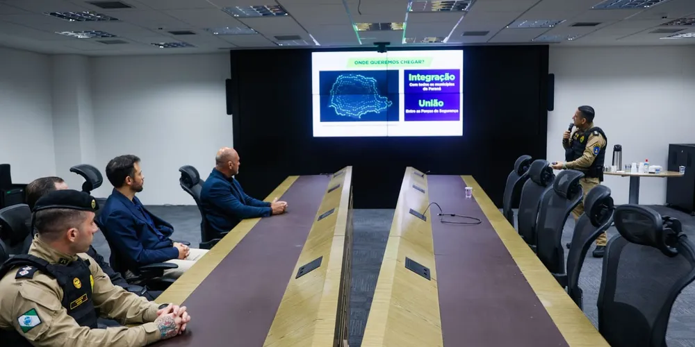 A tecnologia consegue ler placas e identificar modelo e cor dos veículos em tempo real, cruzando as informações com bases policiais de furto, roubo e mandados ativos