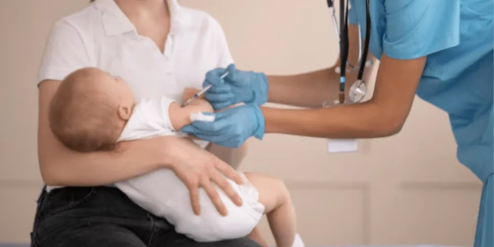 Amamentação durante a vacinação é recomendada