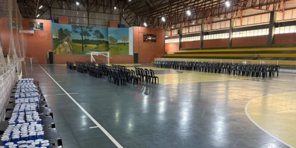 Ginásio municipal de Imbituva começa a ser preparado para receber o velório coletivo das vítimas da tragédia na BR-373