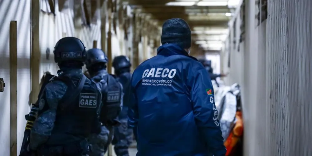 Operação Pipa investiga o envolvimento em atividades ilícitas da filha de um homem preso por tráfico de drogas