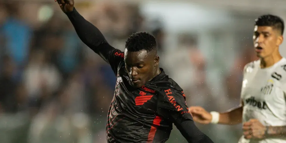 Viveros corre para marcar um dos gols do Athletico-PR na vitória sobre o Santos