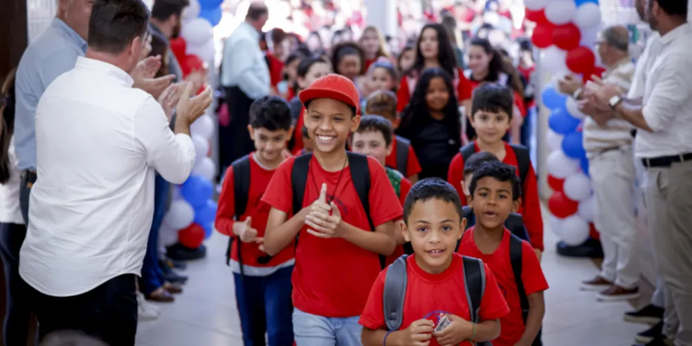 Estudantes receberam novos uniformes e materiais escolares