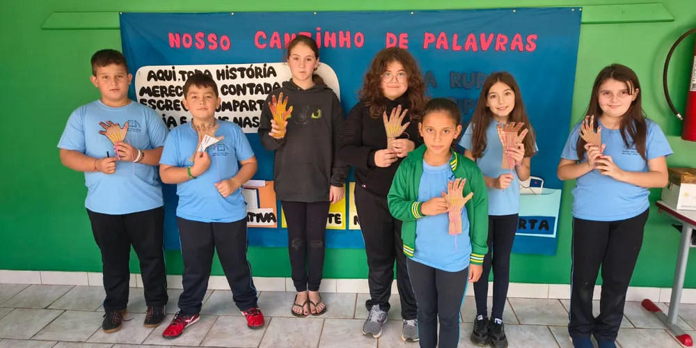 Utilizando materiais como papelão, canudos e barbante, os estudantes construíram uma mão robótica articulada