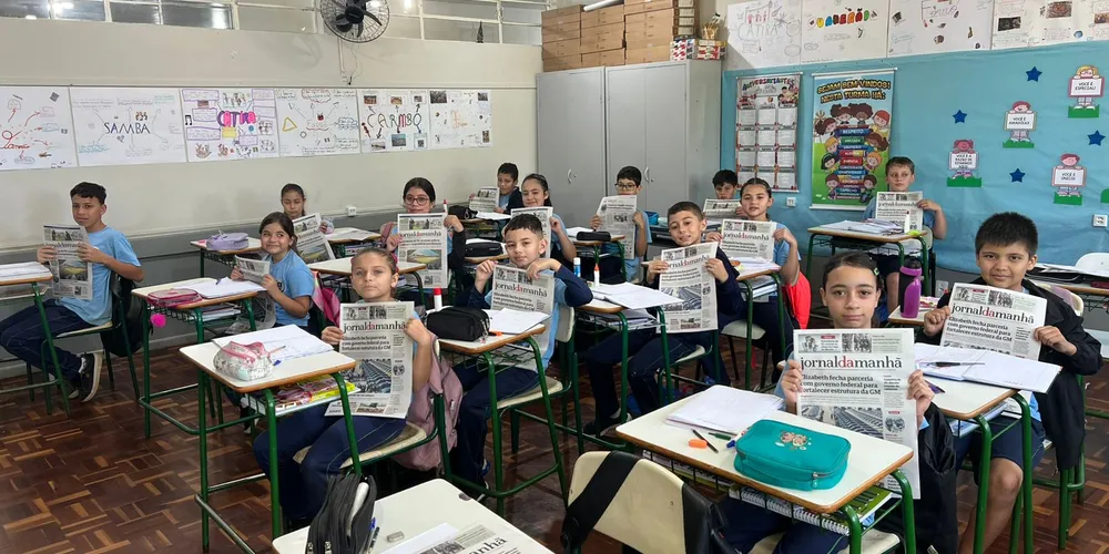 Os alunos tiveram contato com exemplares do Jornal da Manhã, explorando a organização do periódico, identificando diferentes seções e realizando atividades presentes na publicação.