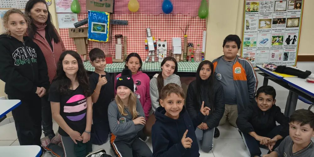 Os alunos realizaram pesquisas, estudos com algoritmos e confeccionaram seus próprios robôs utilizando materiais recicláveis