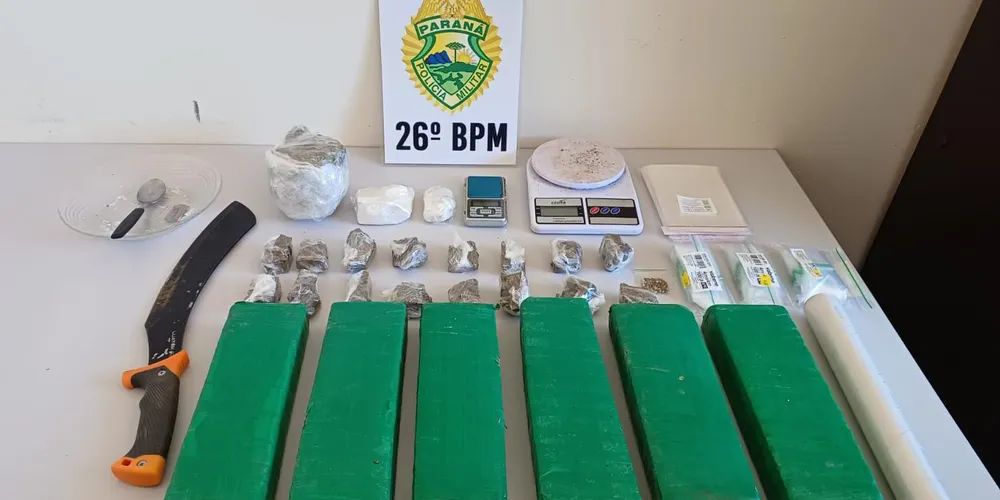 Policiais encontraram aproximadamente 5,747 quilos de substância análoga à maconha, entre tabletes e porções já fracionadas para venda, além de 164 gramas de substância análoga à cocaína