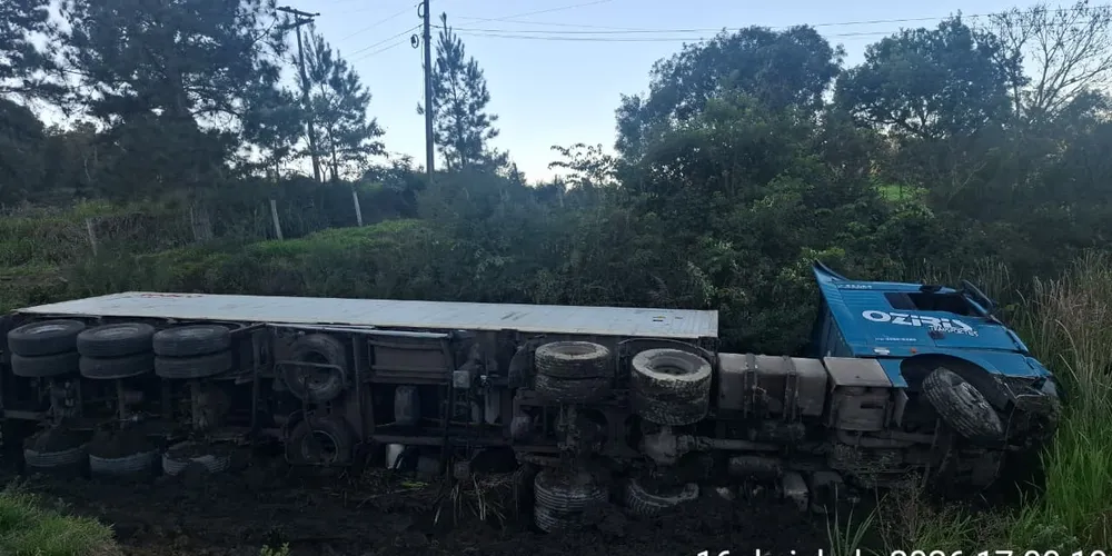 O motorista, um homem de 48 anos, conduzia um caminhão trator VW/28.480 (com placas de Cubatão/SP)
