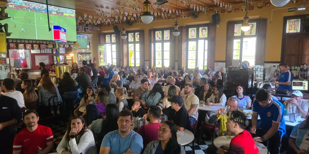 Dezenas de torcedores lotaram o Botequim Original da XV para acompanhar a grande final da Copa