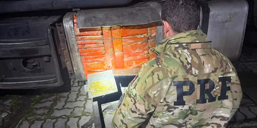 A droga foi localizada dentro de um tanque de combustível de uma carreta, com a utilização de cães farejadores