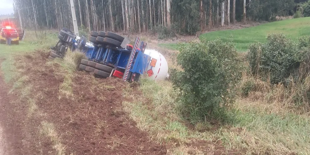 Por se tratar do transporte de produto perigoso, os bombeiros foram acionados para vistoriar o local