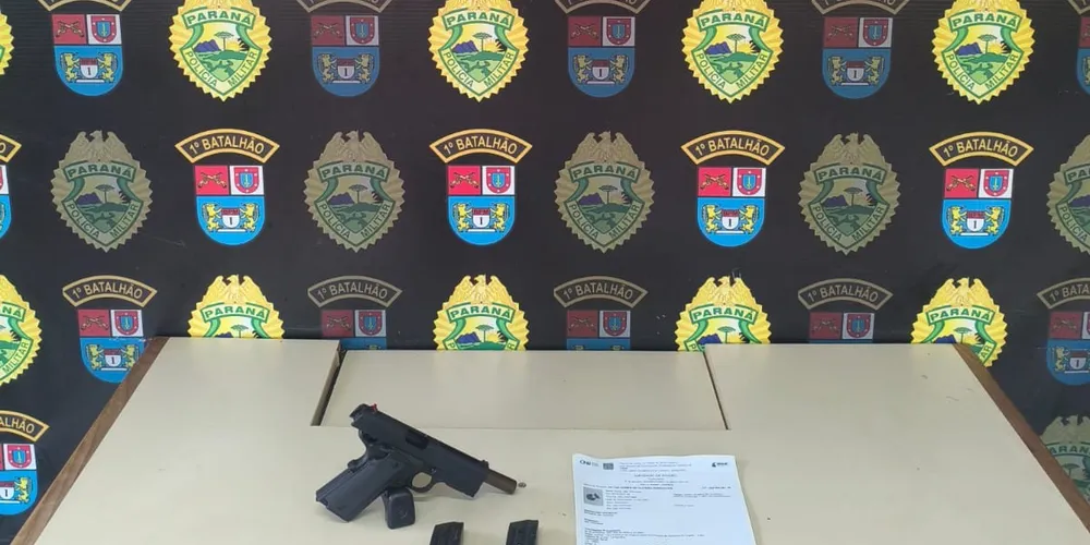 A equipe encontrou uma pistola calibre .380 posicionada entre os bancos, além de três carregadores e 54 munições.
