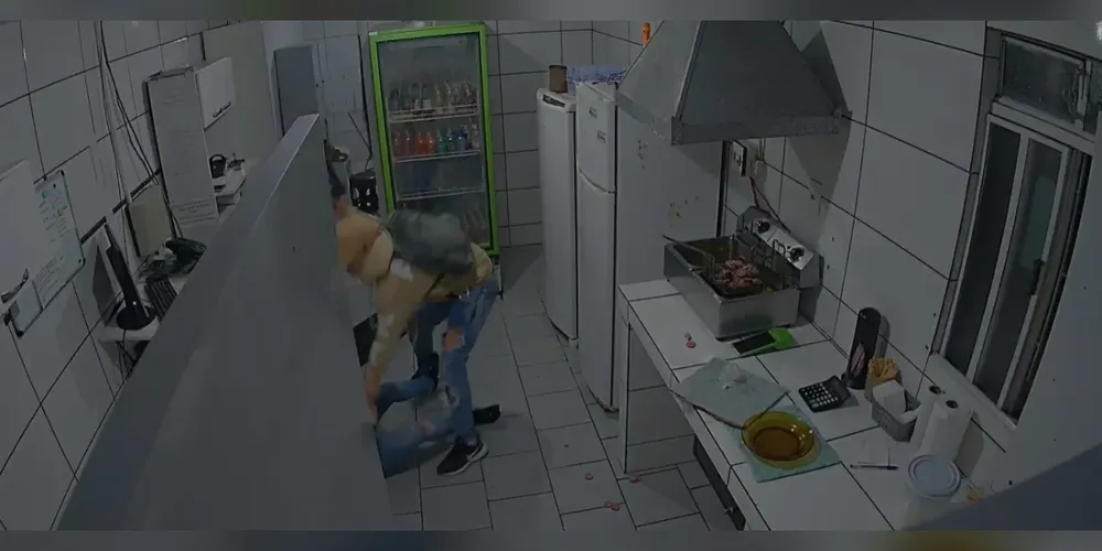 O suspeito invade a cozinha por volta das 19h40 e agride a mulher
