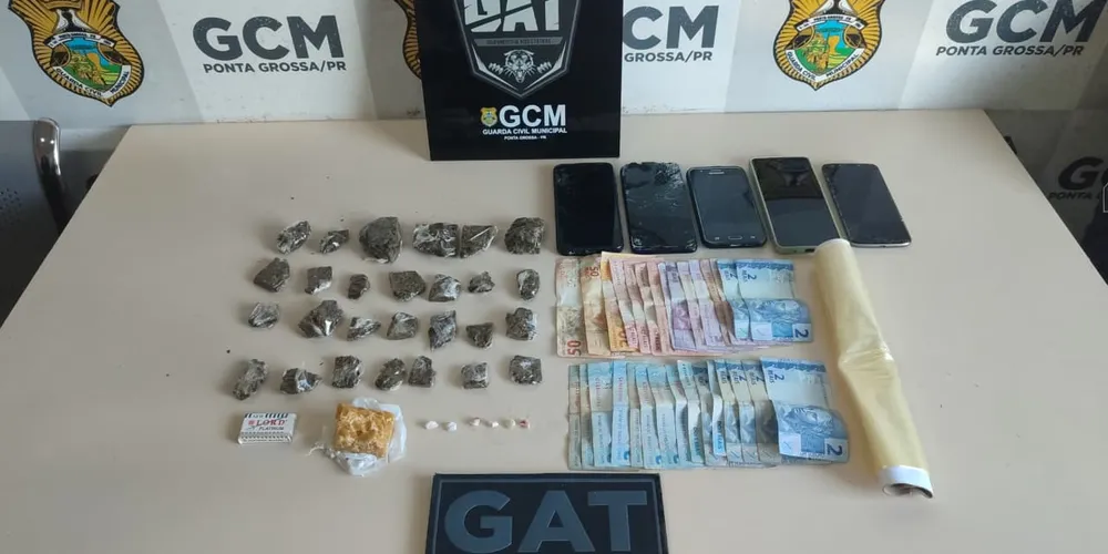 Equipe apreendeu 179 gramas de maconha, 49,7 gramas de crack, entre porções já fracionadas e uma pedra bruta