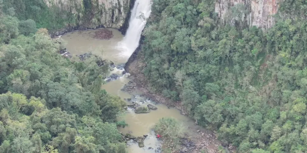 De acordo com informações dos bombeiros, o corpo estava na água, próximo à cachoeira