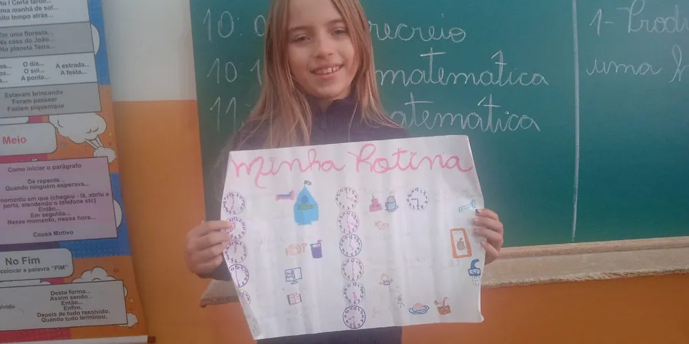 Como parte do projeto, os alunos realizaram uma pesquisa com seus familiares, produziram poemas autorais e confeccionaram cartazes sobre o tema