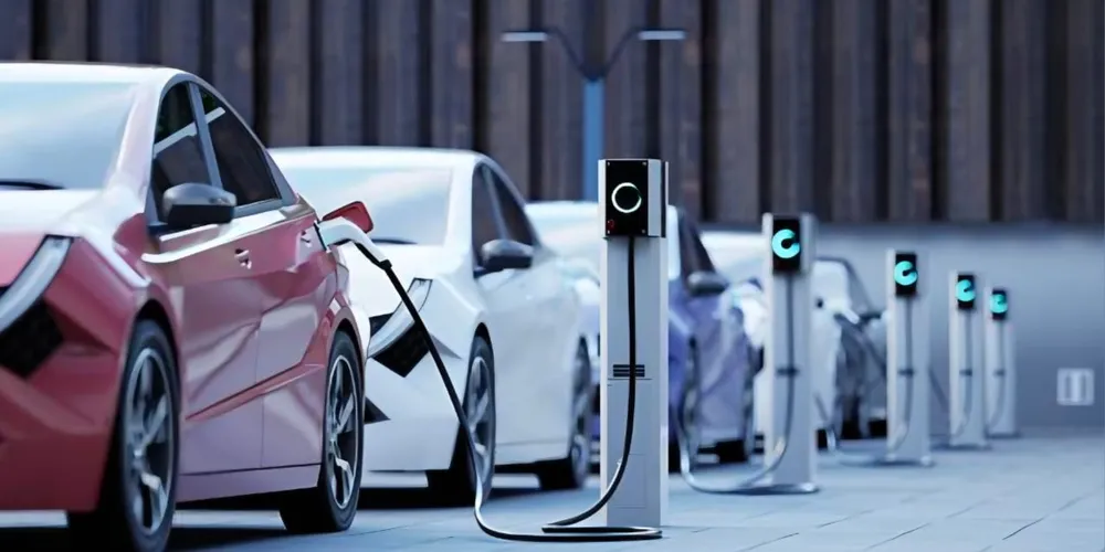 Carros elétricos sendo carregados para uso