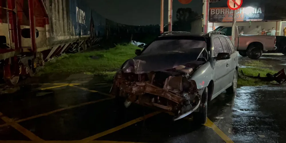 Devido à colisão, a composição ferroviária ficou parada sobre o cruzamento, interditando a avenida nos dois sentidos