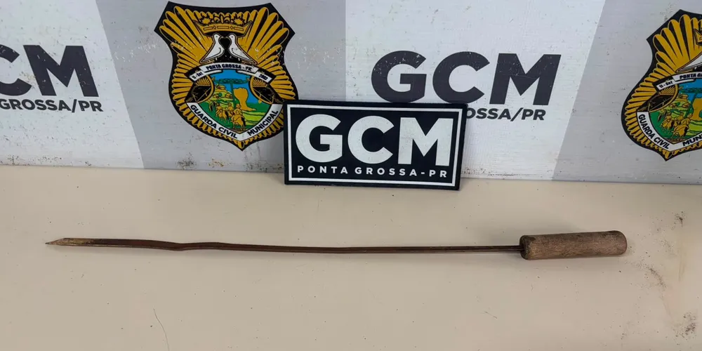 O agressor utilizou um espeto de churrasco para ameaçar a vítima