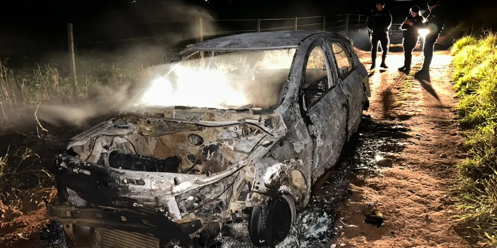 O automóvel estava abandonado nas proximidades da Avenida Eusébio de Queiroz