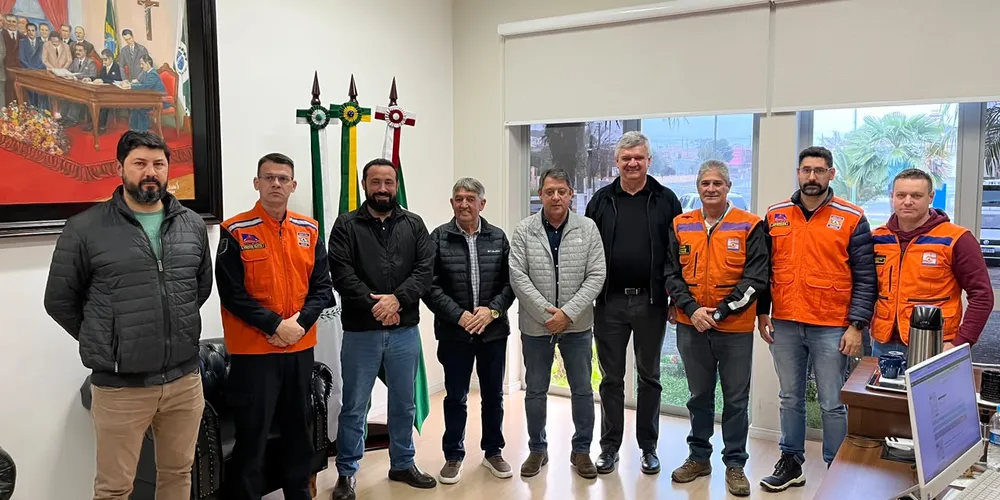 Prefeitos da AMCG reunidos para avaliar ações conjuntas após tornado atingir a região