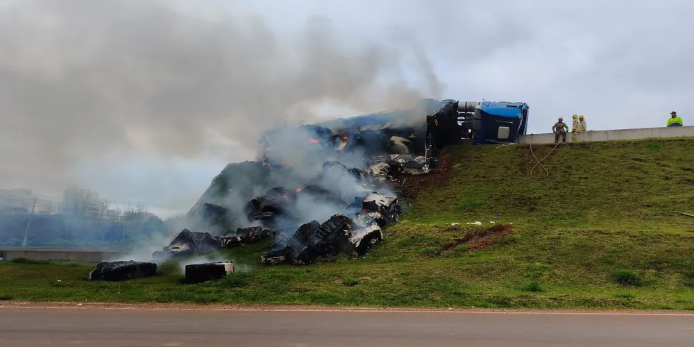 Carga de algodão pegou fogo após tombamento