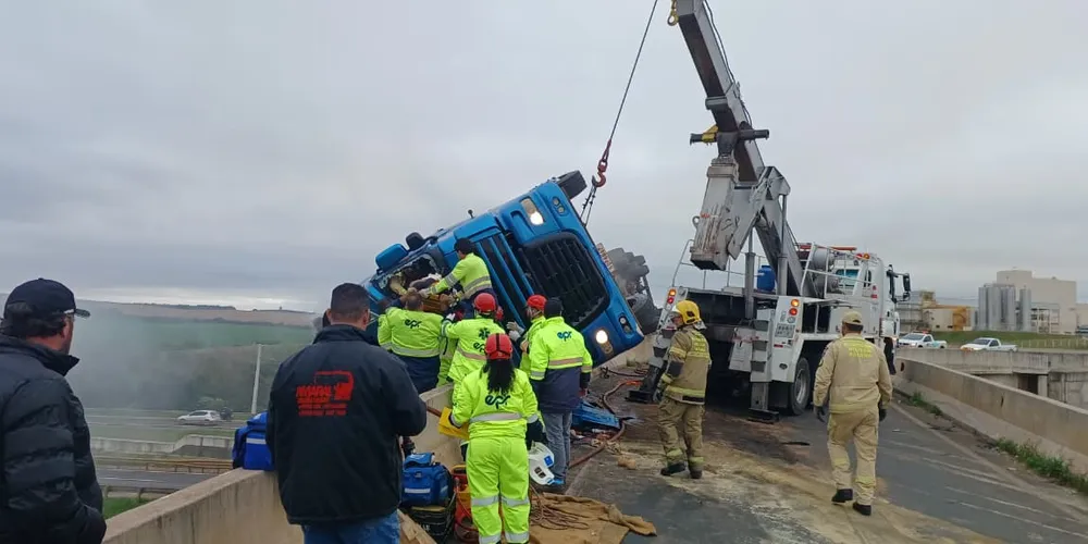 A ocorrência foi registrada por volta das 15h, no quilômetro 319+600m, na alça de entroncamento com a PRC-373