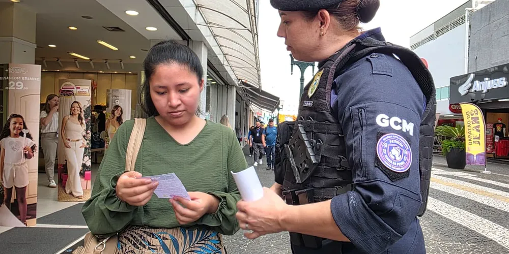 A iniciativa reúne cerca de 15 pessoas em cada um dos pontos, entre representantes de órgãos da rede de enfrentamento à violência contra a mulher