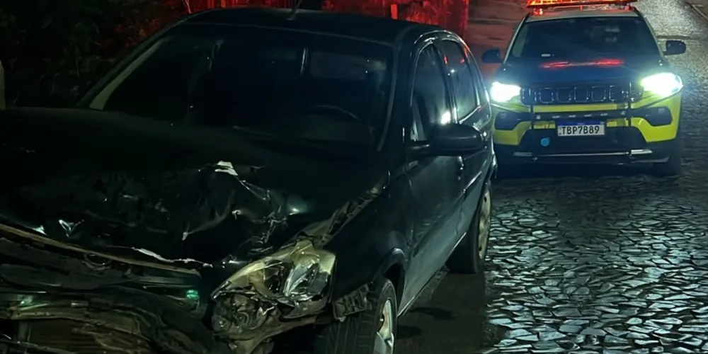 A batida envolveu um GM Corsa e um VW Gol que trafegavam em sentidos opostos da via.
