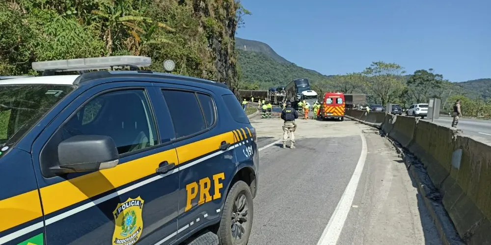 O motorista da carreta foi detido pela PRF e entregue à Polícia Civil