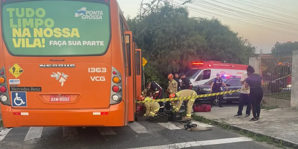 Com a força do impacto, o jovem sofreu um ferimento profundo com dilaceração no corpo e ficou preso embaixo do transporte coletivo