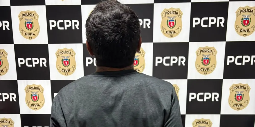 Com a chegada da equipe policial ao local, ele se escondeu sob o assoalho da residência, onde foi localizado pelos policiais.