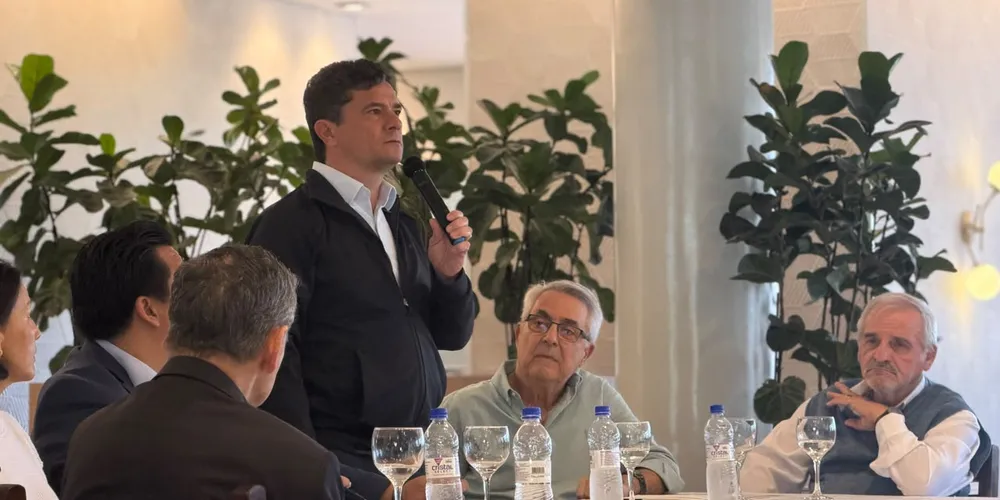 Sergio Moro (em pé), candidato ao Governo do Paraná