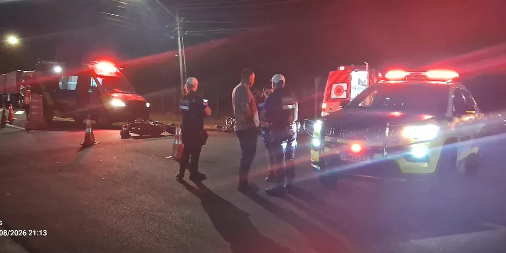 Com o impacto da colisão frontal, ambos os condutores caíram na pista e precisaram de atendimento médico de emergência.