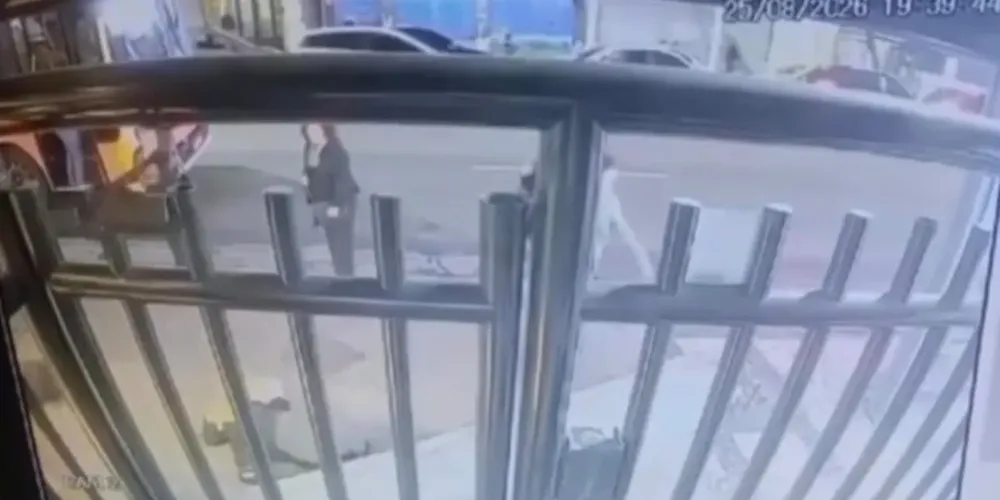 Câmeras de segurança registraram o momento em que a estrutura metálica caiu sobre uma mulher e uma criança, na noite de terça-feira (25), na Avenida Nossa Senhora de Copacabana, na Zona Sul do Rio