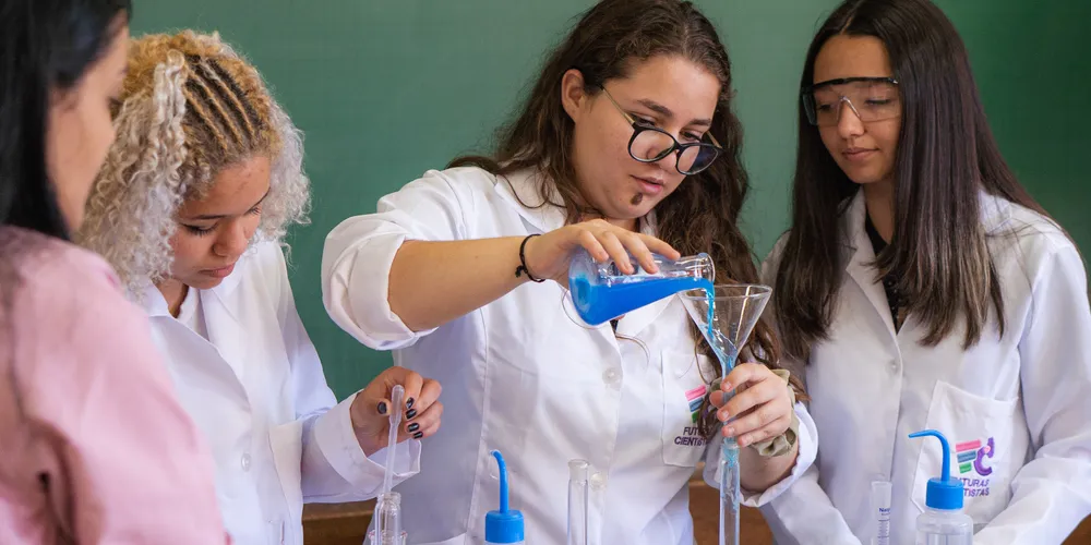 Hoje, dos 350 mil alunos do Ensino Médio da rede estadual, 130 mil cursam o ensino técnico, enquanto 152 mil jovens já estão no mercado de trabalho, como aprendizes, estagiários ou trabalhadores com carteira assinada