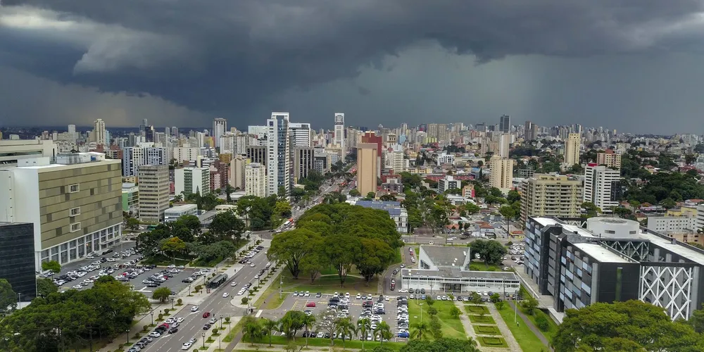 Com o avanço da primavera, a combinação entre calor e maior disponibilidade de umidade favorece a ocorrência de pancadas de chuva e tempestades