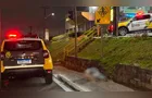 Homem é espancado até a morte enquanto caminhava com amigos